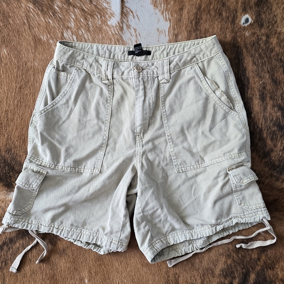 Forever 21 Cream Cargo Shorts Relaxed Fit - Picture 1 of 4
